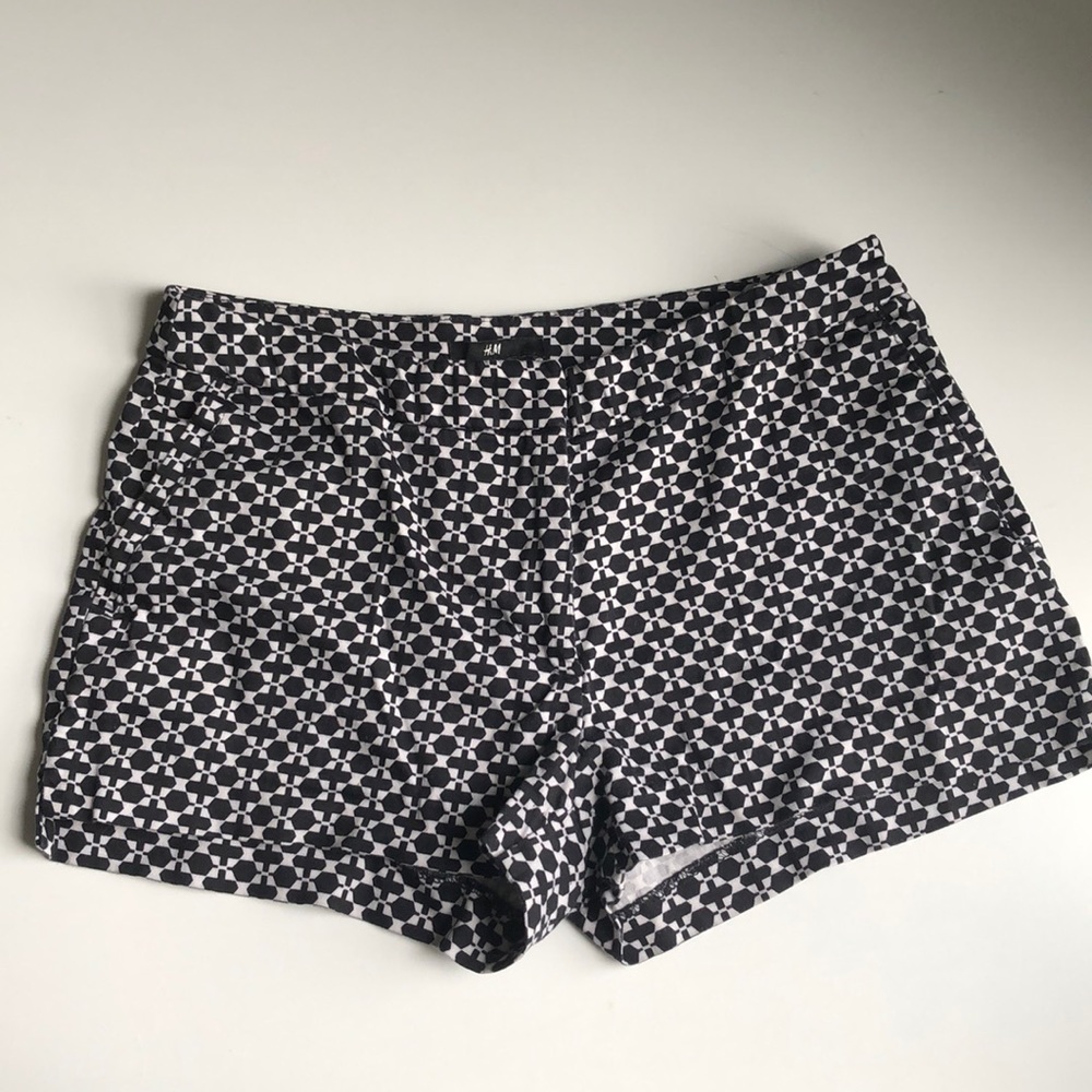 H&M Black & White Shorts Size 6